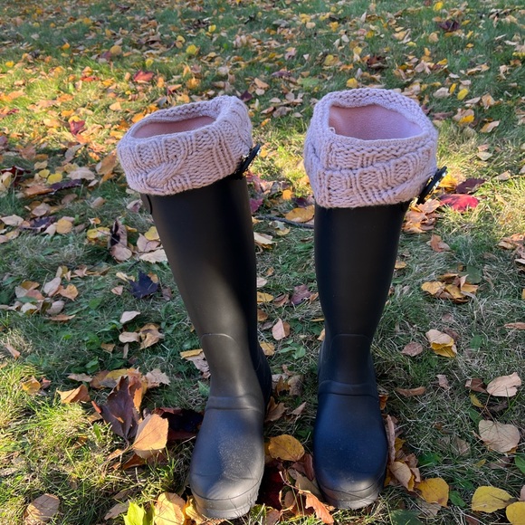 Brand New Hunter boots size 7. Comes with pink pair of Michael Kors socks. - Picture 2 of 2